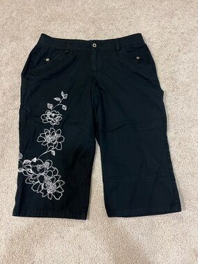 Venezia Floral Embroidered Capri Pants